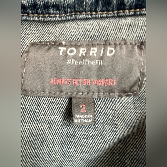 Torrid Distressed Jean Jacket NWOT Size 2 - Picture 13 of 14